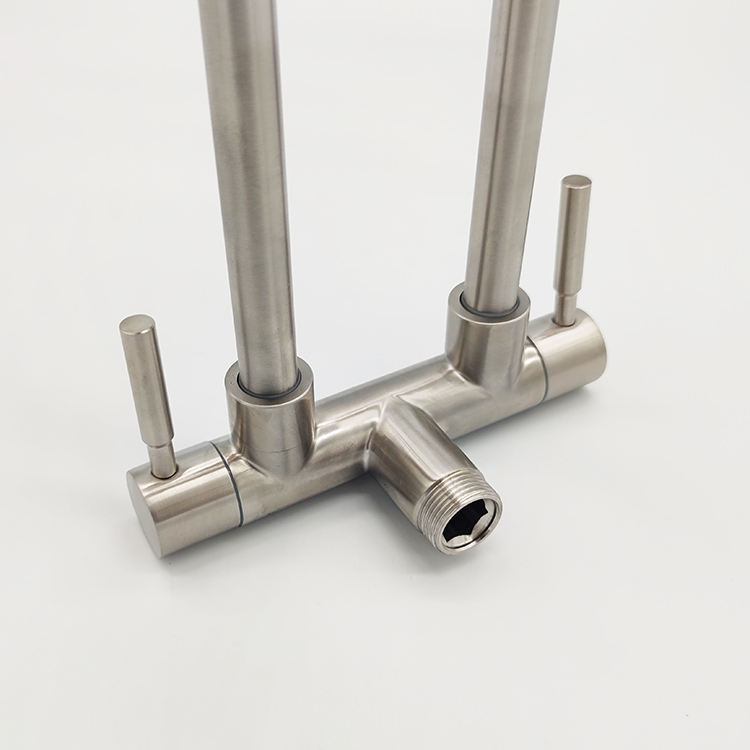 brass faucet with stainless steel sink