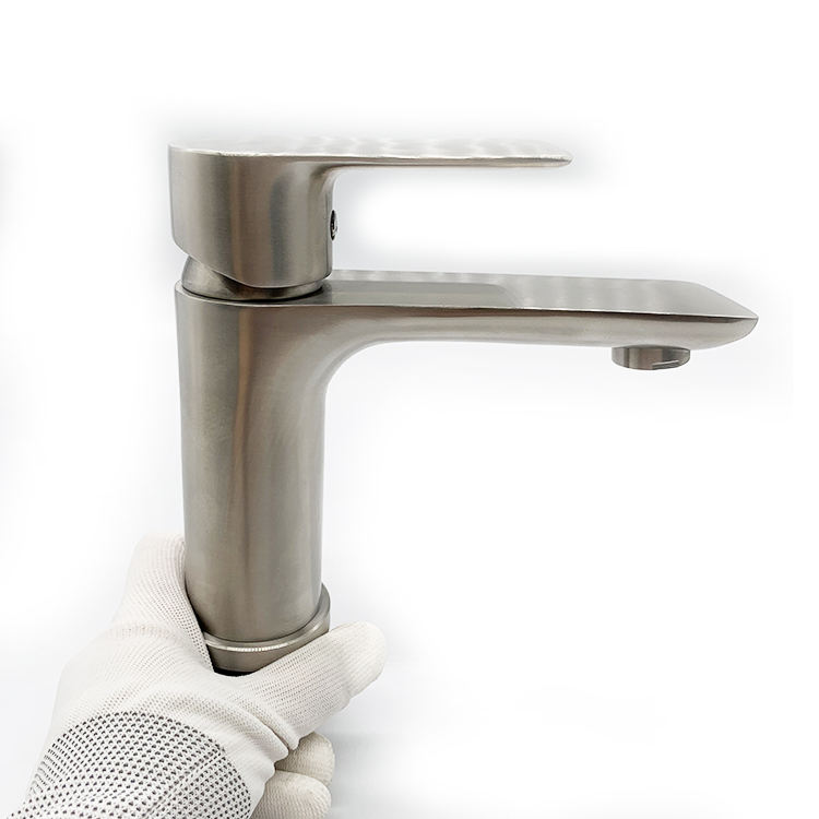 chrome single handle bathroom faucet